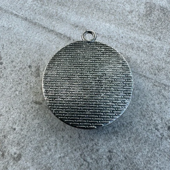 Medallion 1 1/2 inch (NWOT) - Picture 2 of 4